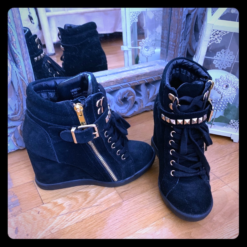 Trendy Steve Madden booties in black